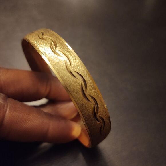 Vintage Trifari Bangle Bracelet 1/2" Gold Tone - Picture 1 of 3